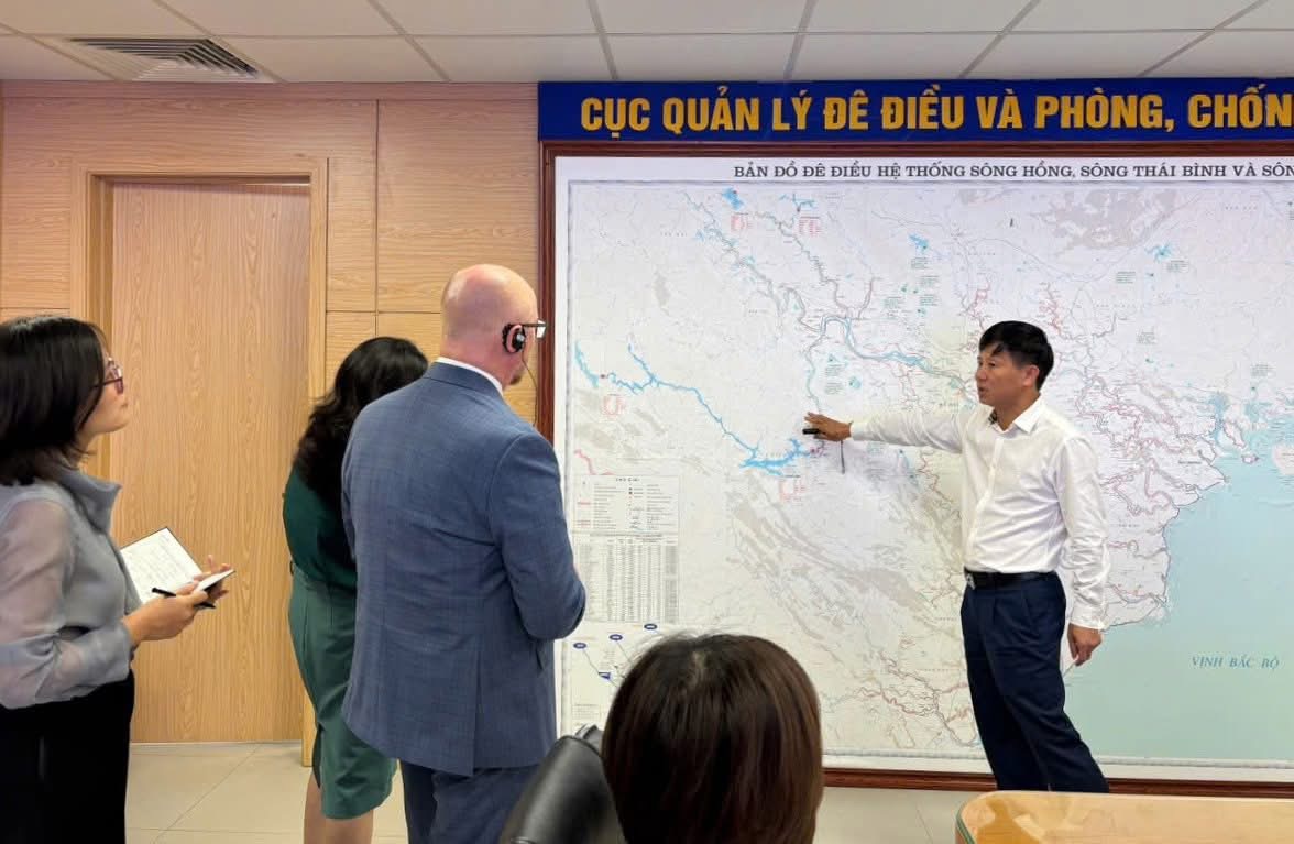 Chia sẻ thông tin về hệ thống đê điều tới các đại sứ quán tại Việt Nam