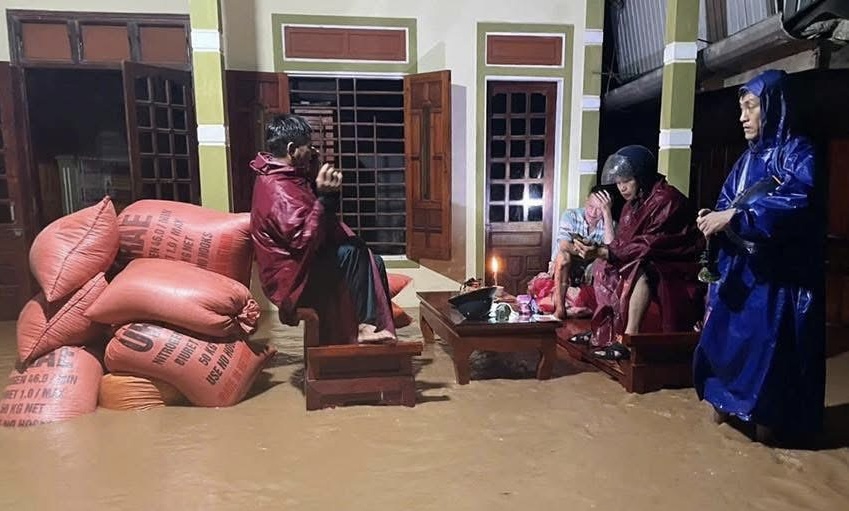 Người dân Hà Tĩnh trắng đêm canh mưa chạy tài sản