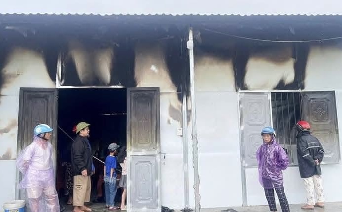 Một ngôi nhà cháy đen do bị sét đánh trúng