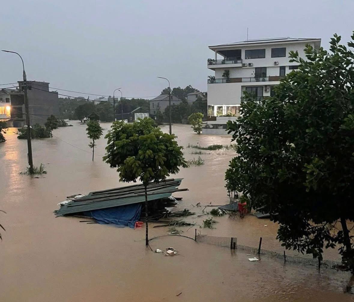 Nhiều tuyến đường ở thành phố Thái Nguyên bị ngập do mưa lớn