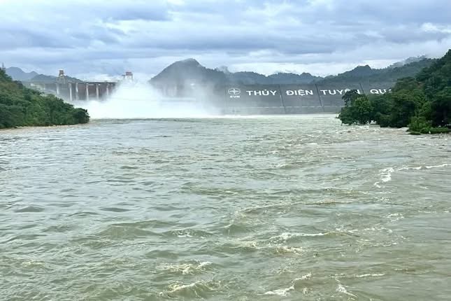 Mở 3 cửa xả đáy hồ thủy điện Tuyên Quang