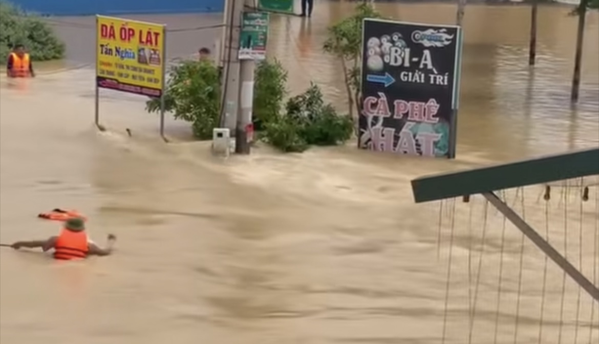 Mưa lớn ở thành phố Thái Nguyên, hai cháu bé bị lũ cuốn tử vong