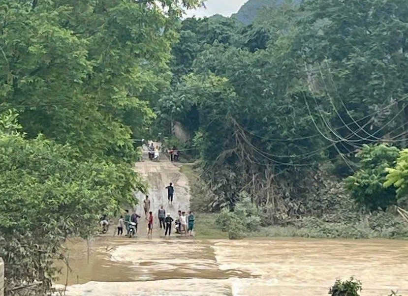 Hai bố con bị lũ cuốn khi lội qua ngầm tràn