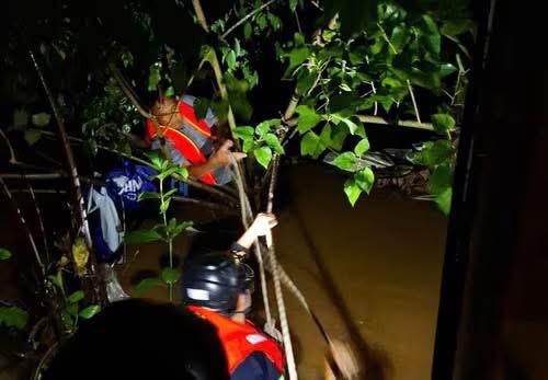 Người đàn ông bị lũ cuốn bám vào bụi cây được cứu kịp thời