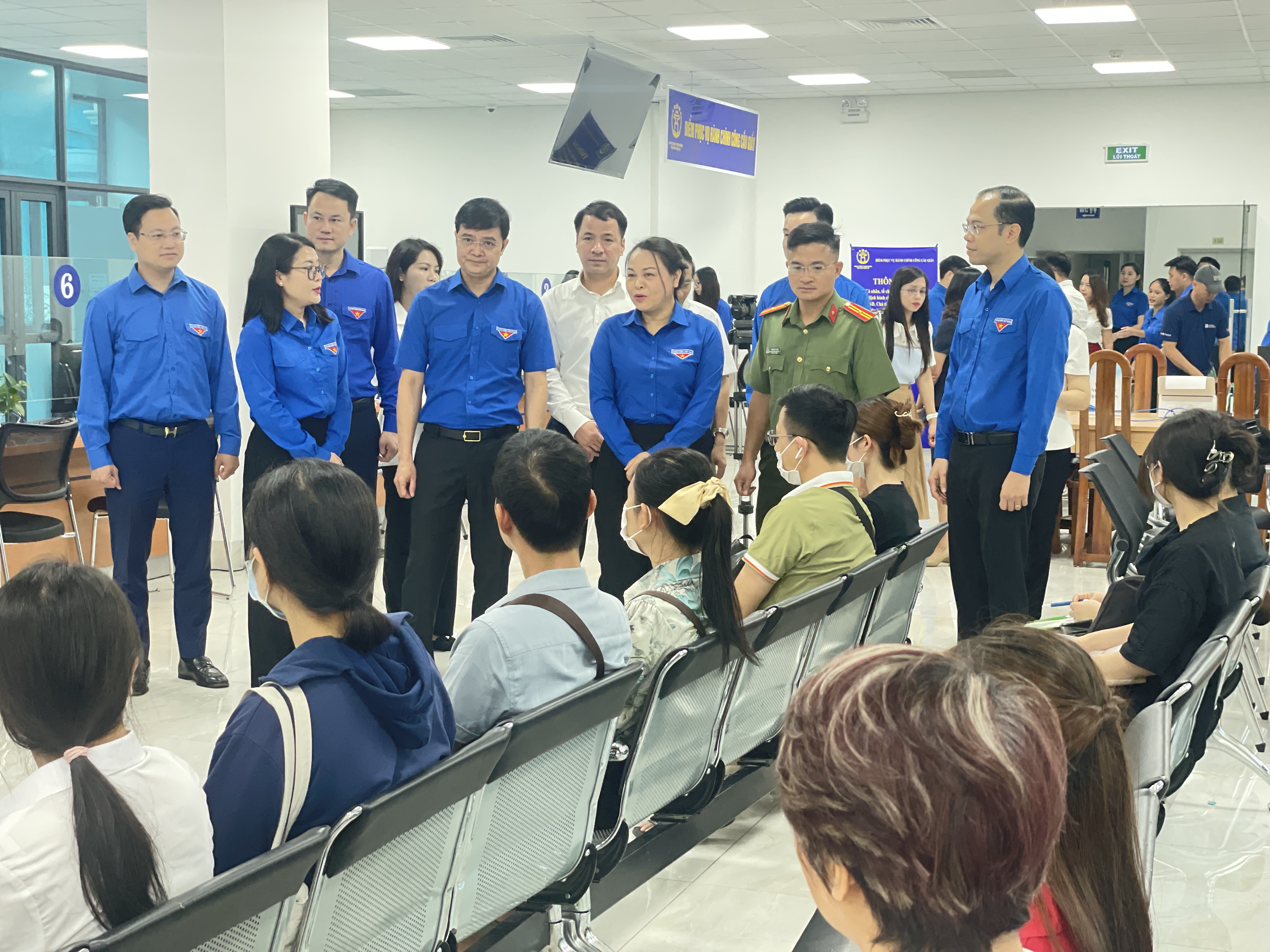 Tuổi trẻ toàn quốc ra quân đội hình thanh niên tình nguyện hỗ trợ chính quyền hai cấp