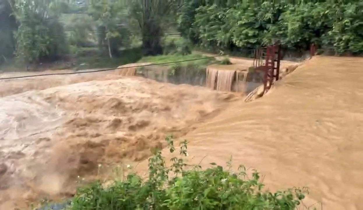 Lũ lên nhanh bất ngờ, cuốn trôi hai mẹ con đang đứng ven suối