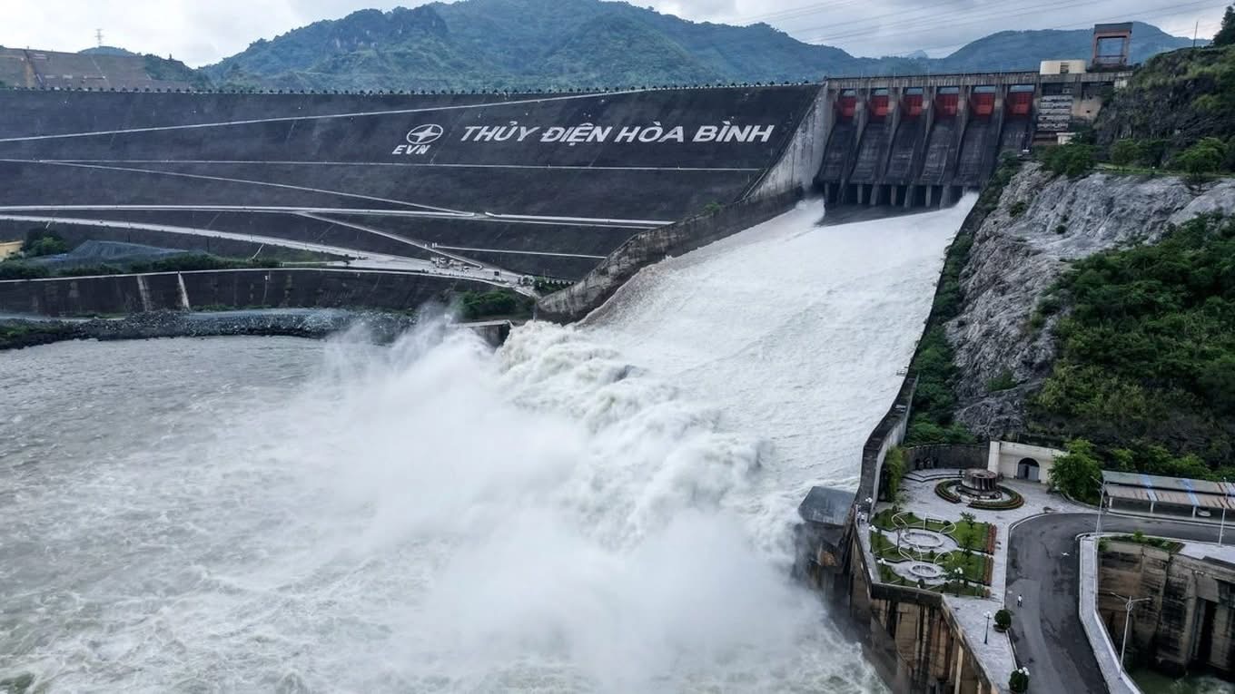 Tiếp tục mở cửa xả đáy thứ ba hồ thủy điện Hòa Bình