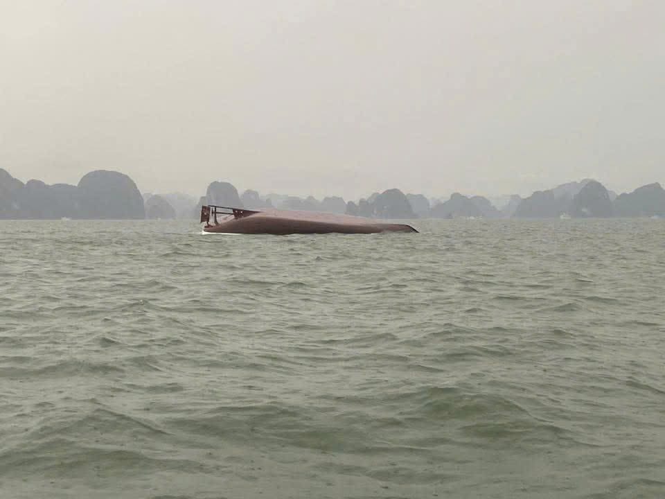 Quảng Ninh: Lật tàu du lịch chở 48 khách, nhiều người mất tích