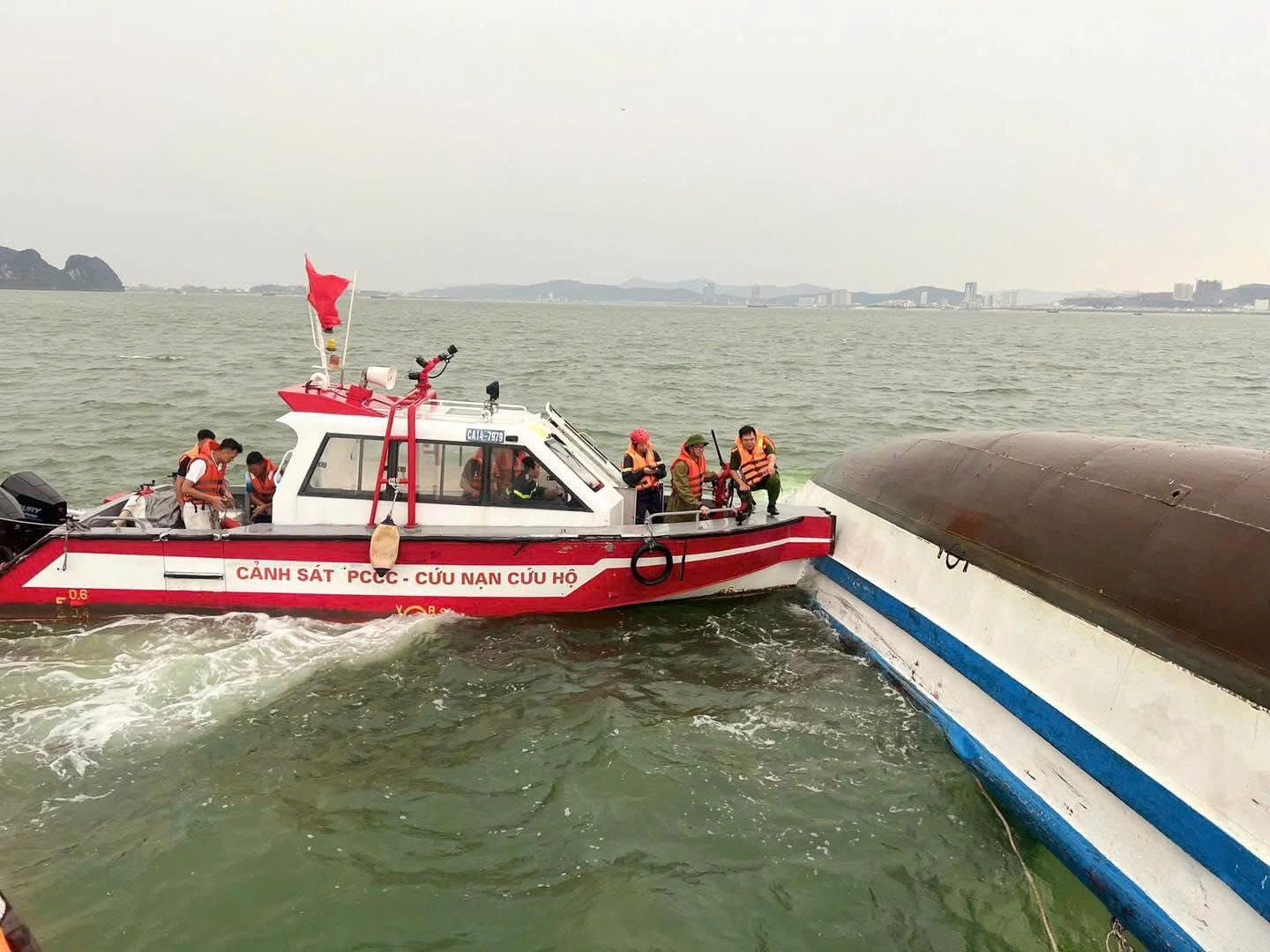 Tìm thấy thêm thi thể bé trai vụ lật tàu du lịch ở Quảng Ninh, còn 3 người mất tích