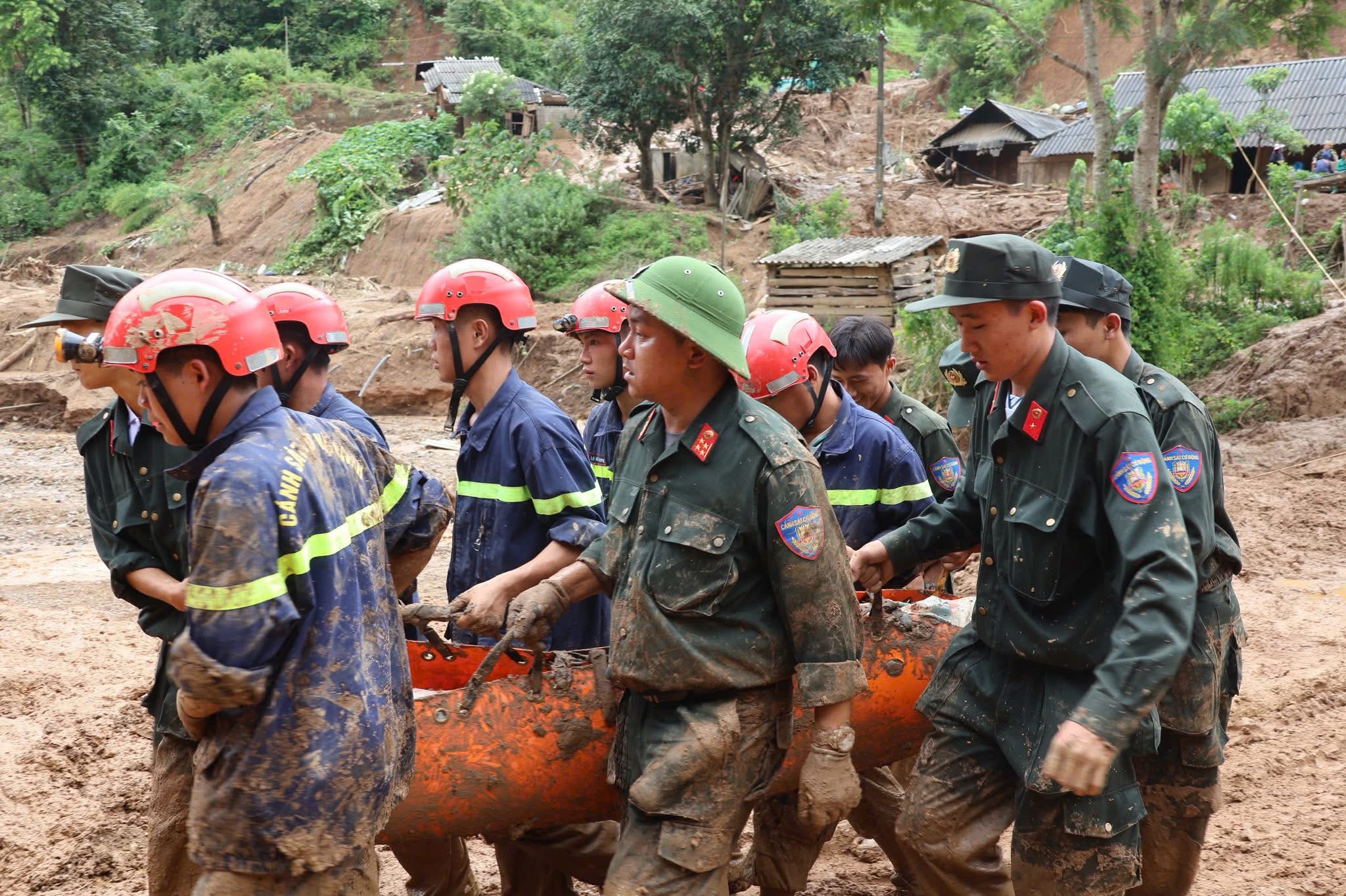 Tìm thấy hai anh em trong một gia đình bị vùi lấp trong bùn đất do sạt lở