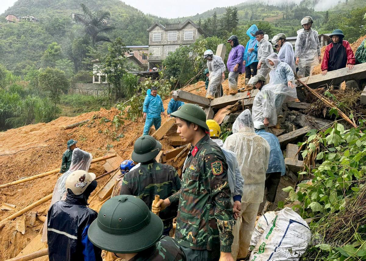 Tuyên Quang: Sạt lở đất vùi lấp căn nhà có 7 người, đang tìm kiếm 4 người mất tích