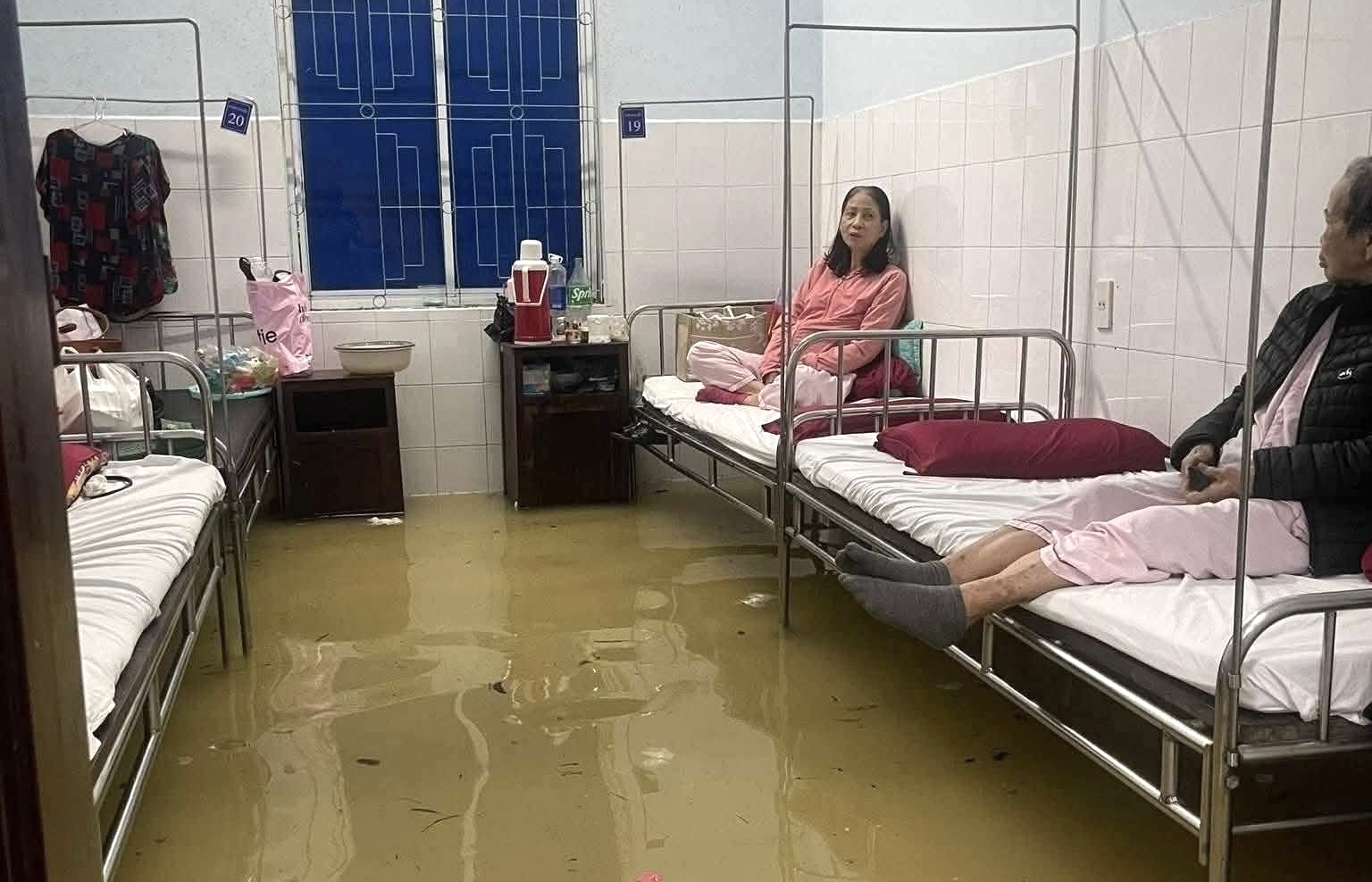 Mưa lớn kéo dài, nhiều bệnh viện tại Huế chìm trong nước lũ