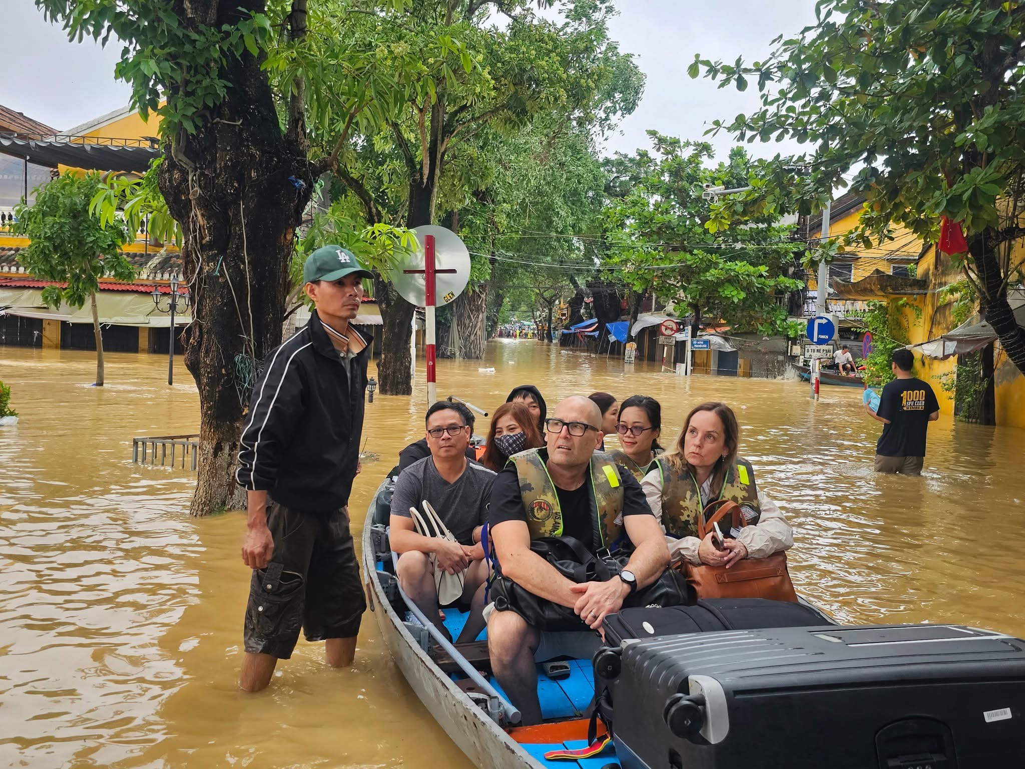 Mưa xối xả, thủy điện xả lũ khiến phố cổ Hội An ngập sâu trong nước