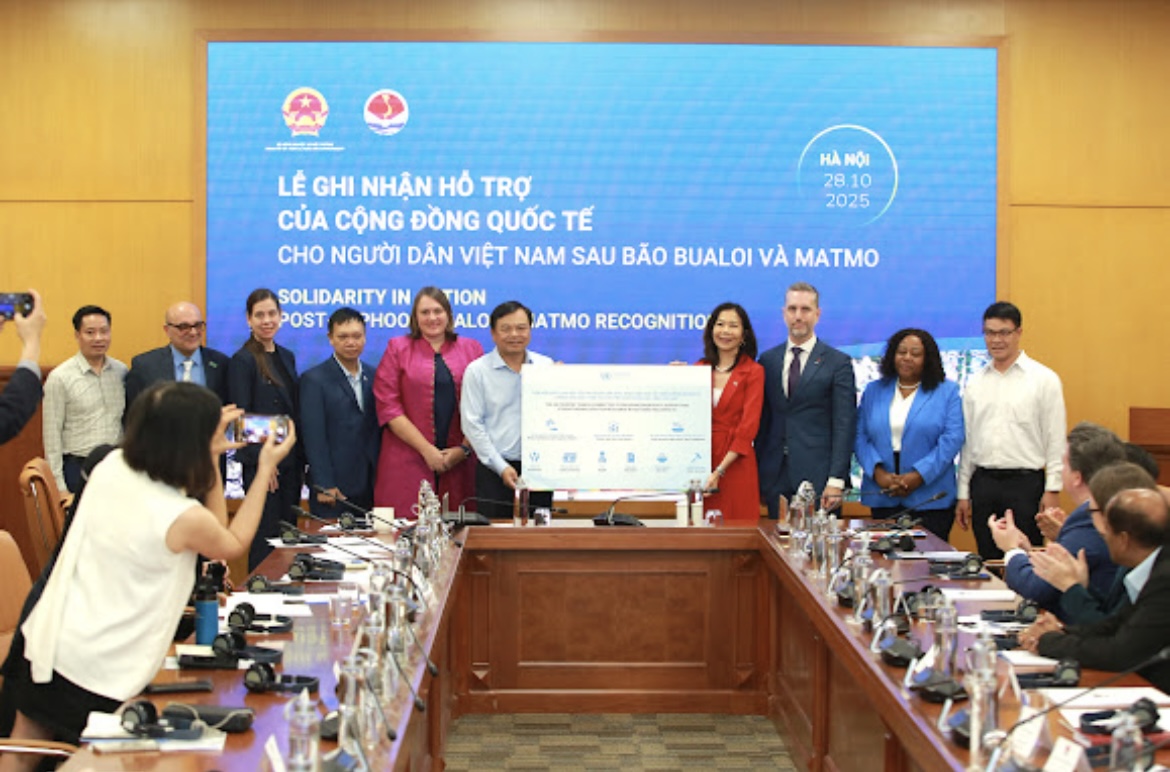 Trao 7,1 triệu USD tiền cứu trợ cho người dân bị thiên tai, bão lũ