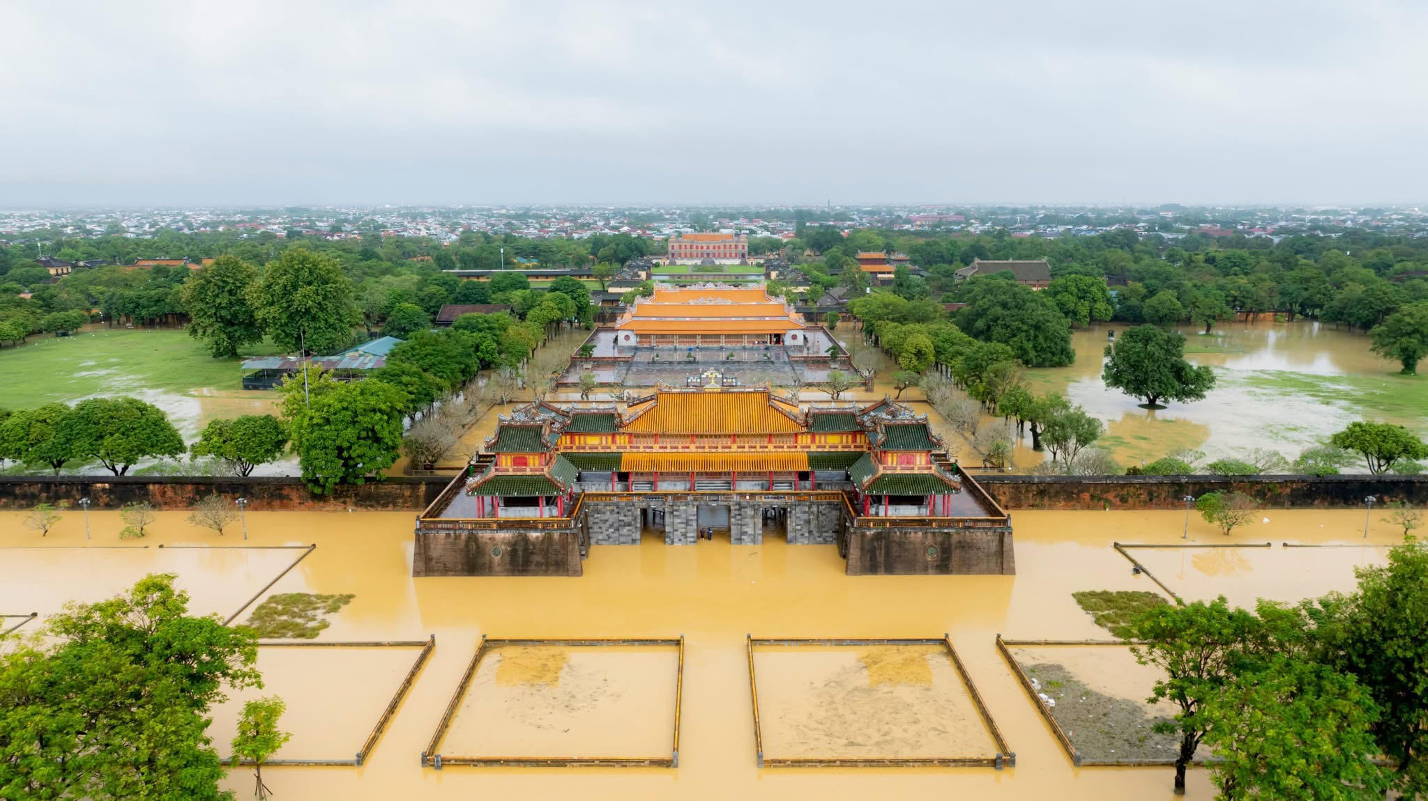 Số người chết và mất tích do mưa lũ tại các tỉnh miền Trung tăng lên 18 người