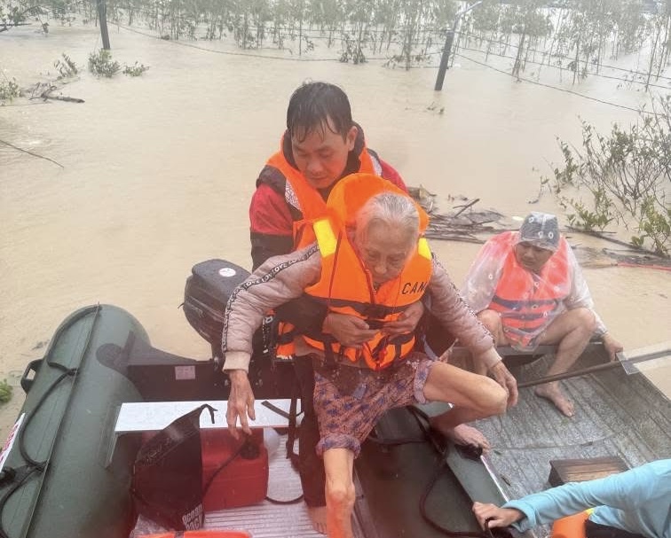 Số người chết và mất tích do mưa lớn, ngập lụt và sạt lở đất lên tới 52 người