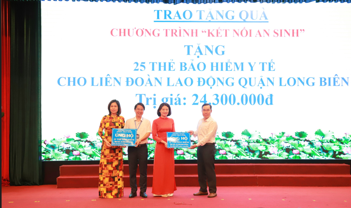 Hà Nội: Tặng thẻ bảo hiểm y tế cho người có hoàn cảnh khó khăn dịp Tết Nguyên đán Bính Ngọ