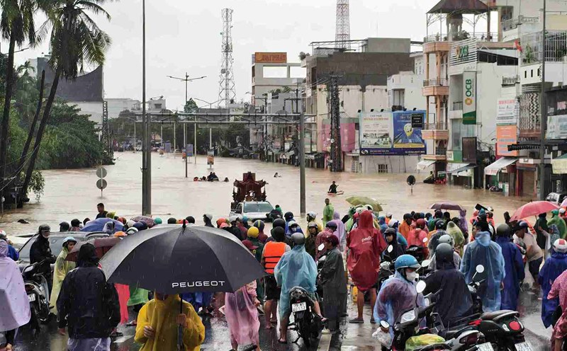 Chi trả gộp 3 tháng lương hưu và trợ cấp bảo hiểm xã hội cho 4 tỉnh bị lũ lụt