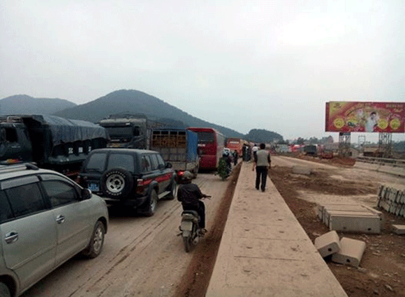 Xe khách “đối đầu” xe tải, hơn 20 hành khách thoát chết ảnh 2 Xe khách “đối đầu” xe tải, hơn 20 hành khách thoát chết ảnh 2