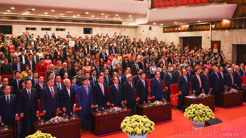 Các đại biểu làm lễ chào cờ.