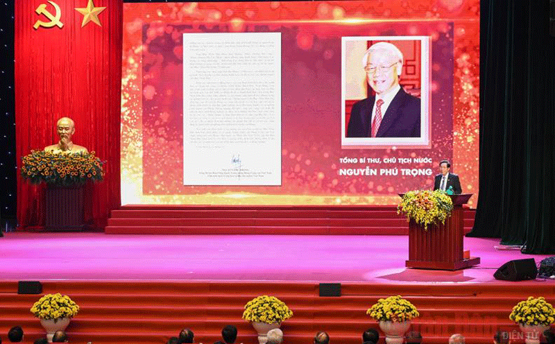 Đồng chí Thuận Hữu, Tổng Biên tập Báo Nhân Dân, Phó Trưởng ban Tuyên giáo T.Ư, Chủ tịch Hội Nhà báo Việt Nam công bố Thư chúc mừng của Tổng Bí thư, Chủ tịch nước Nguyễn Phú Trọng tại lễ kỷ niệm.