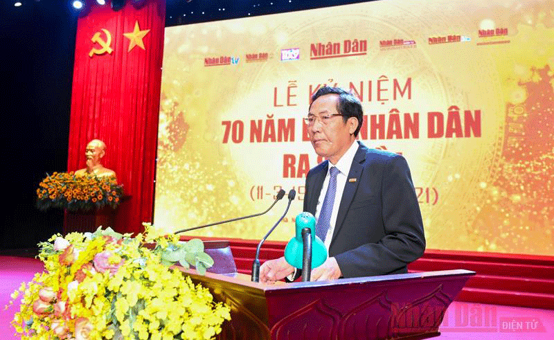 Đồng chí Tổng Biên tập Thuận Hữu trình bày diễn văn tại lễ kỷ niệm.