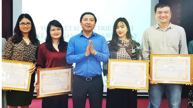 Đại diện Zalo vinh dự nhận được Giấy khen của Sở Thông tin & Truyền thông Hà Nội Đại diện Zalo vinh dự nhận được Giấy khen của Sở Thông tin & Truyền thông Hà Nội