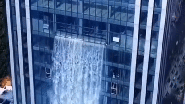 Thác nước nhân tạo lớn nhất thế giới, chảy xuống từ tòa nhà chọc trời