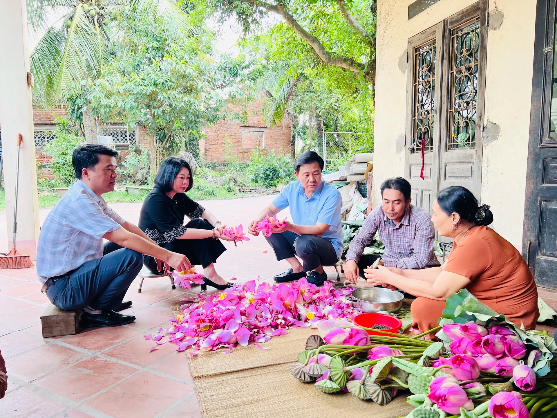 Xã Chuyên Mỹ (Hà Nội): Đa dạng hóa sản phẩm, nâng cao giá trị cho cây sen