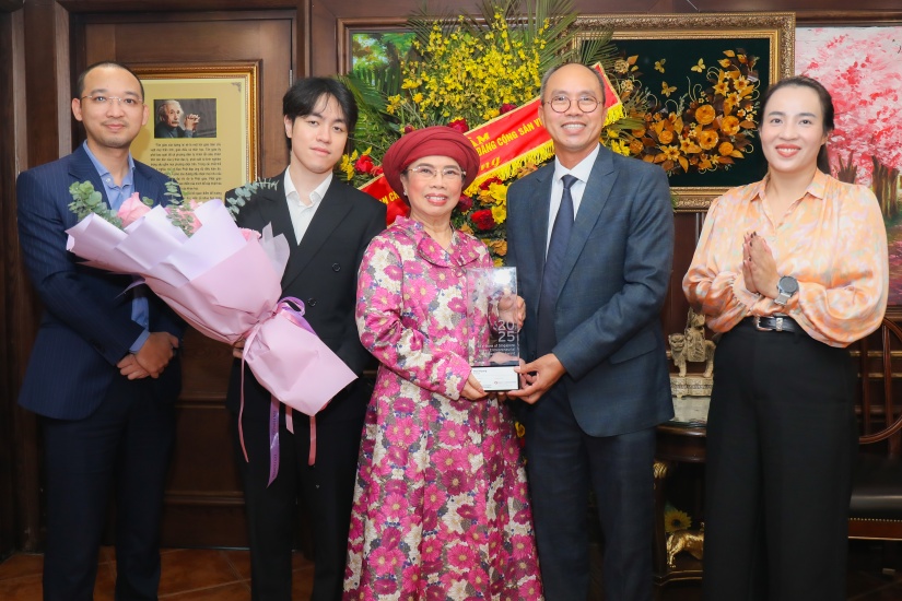 Anh hùng Lao động Thái Hương được tôn vinh giải thưởng Doanh nhân xuất sắc ASEAN