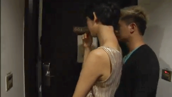 Thí sinh Next top hoang mang vì giám khảo gõ cửa phòng giữa đêm