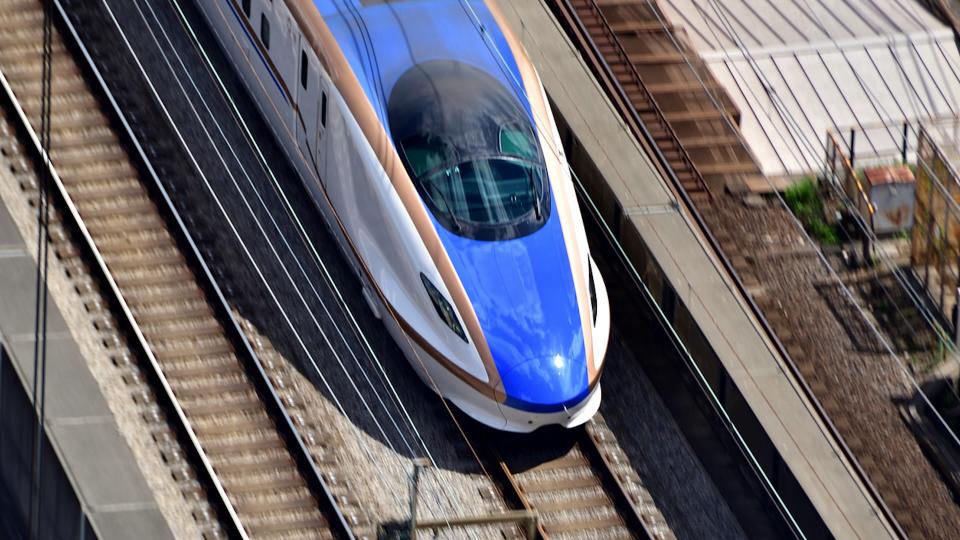 Đoàn tàu cao tốc Shinkansen bị mắc kẹt trong 12 giờ ở Nhật Bản