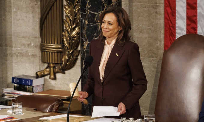 Khoảnh khắc Phó Tổng thống Mỹ Kamala Harris gõ búa xác nhận chiến thắng của ông Donald Trump