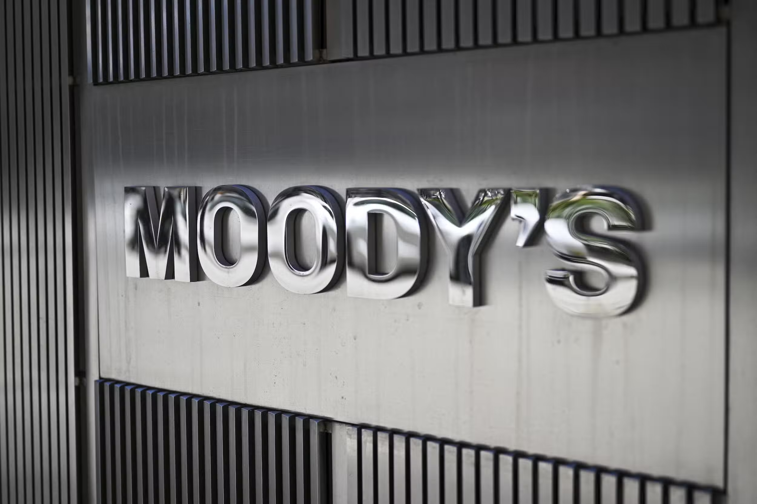 Moody's hạ xếp hạng tín dụng của Mỹ