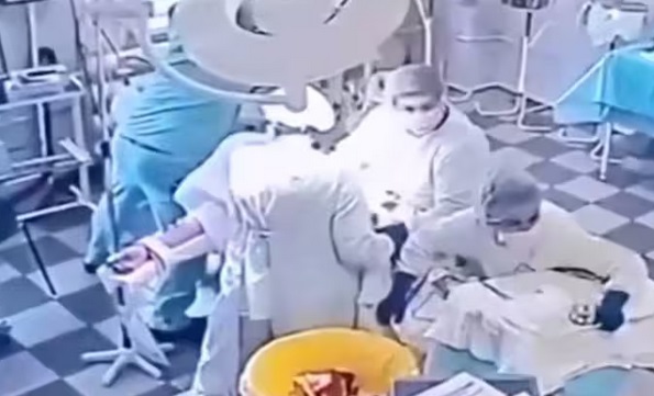Khoảnh khắc bác sĩ Nga không quản ngại nguy hiểm tiếp tục phẫu thuật cho bệnh nhân trong động đất