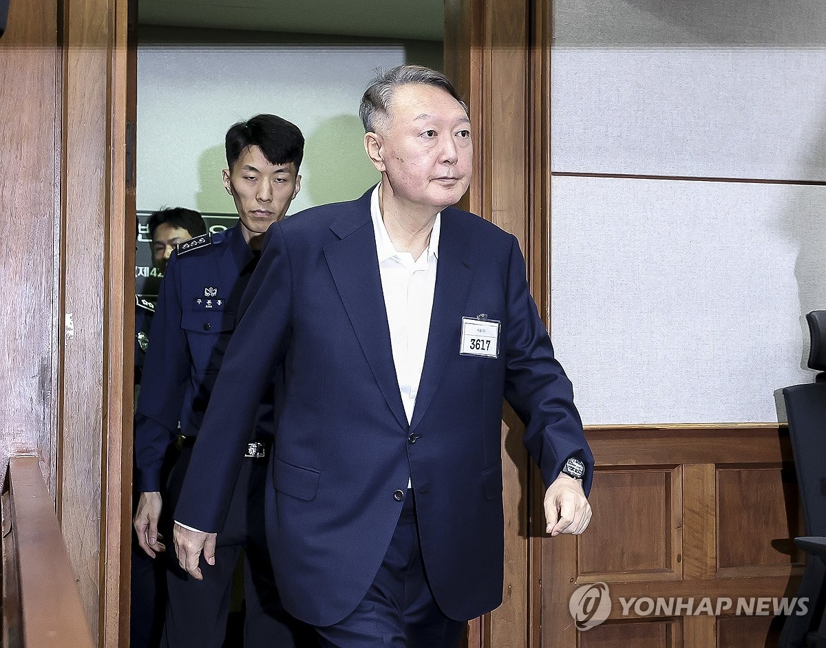 Cựu Tổng thống Hàn Quốc Yoon Suk Yeol trông gầy khi ra toà