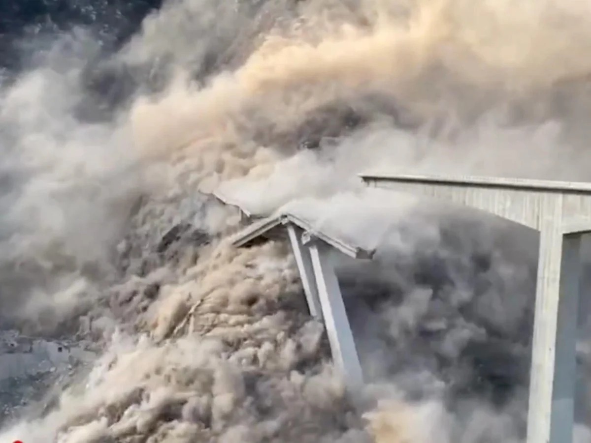 Khoảnh khắc cây cầu dài 758m bị sập một phần ở Trung Quốc