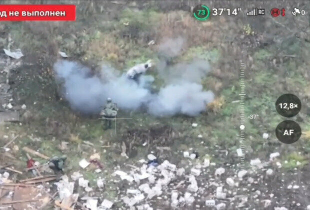 Suýt giẫm phải mìn sát thương, 2 binh sĩ Nga thoát chết trong gang tấc