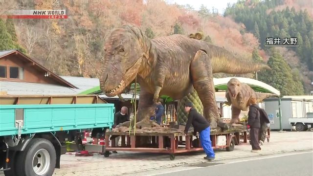 Nhật Bản di dời hai bức tượng mẹ con khủng long để tránh tuyết