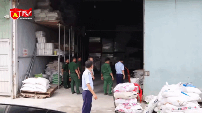 Đột kích kho hàng lậu "khủng" nằm trong cơ sở Thành Tài