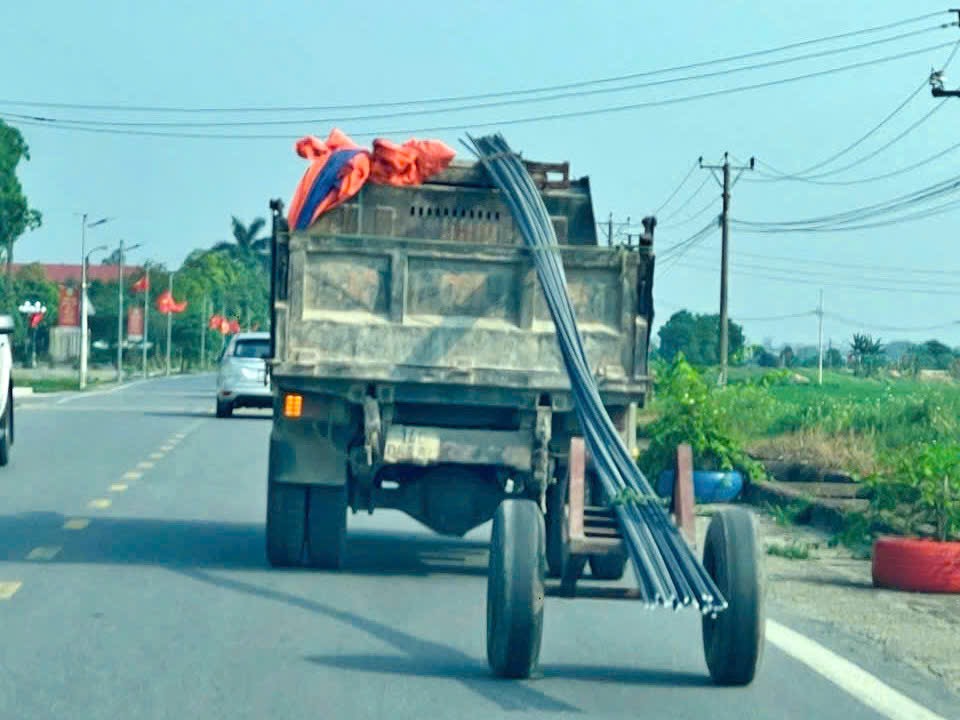 Tạm giữ xe tải kéo theo xe tự chế chở bó sắt dài hàng chục mét ở huyện Sóc Sơn