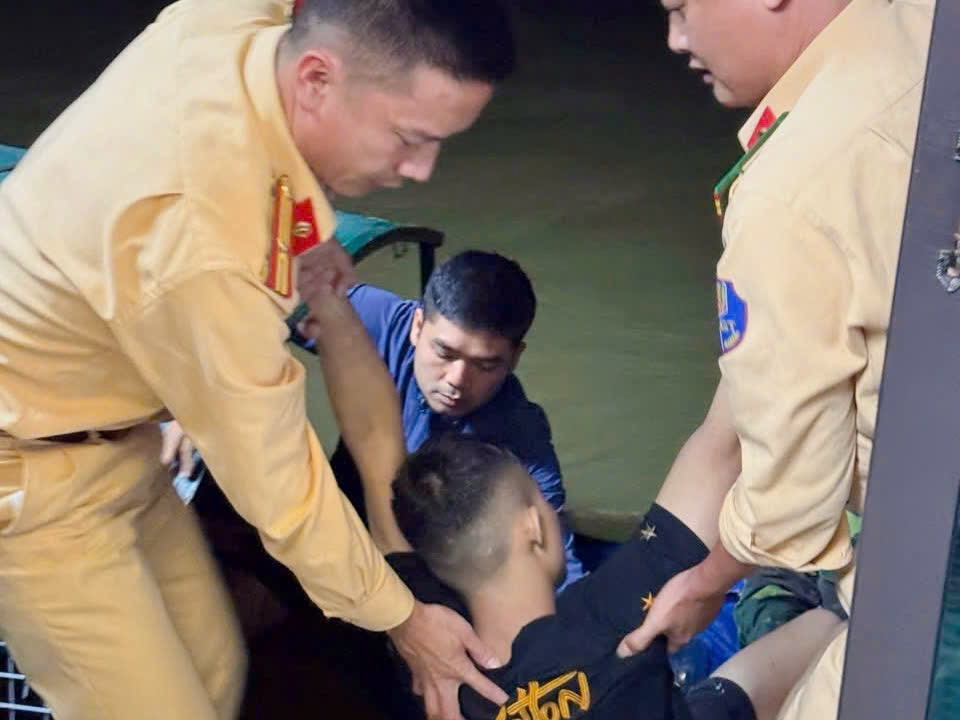 Cứu nam thanh niên đuối nước trên sông Đuống trong đêm tối