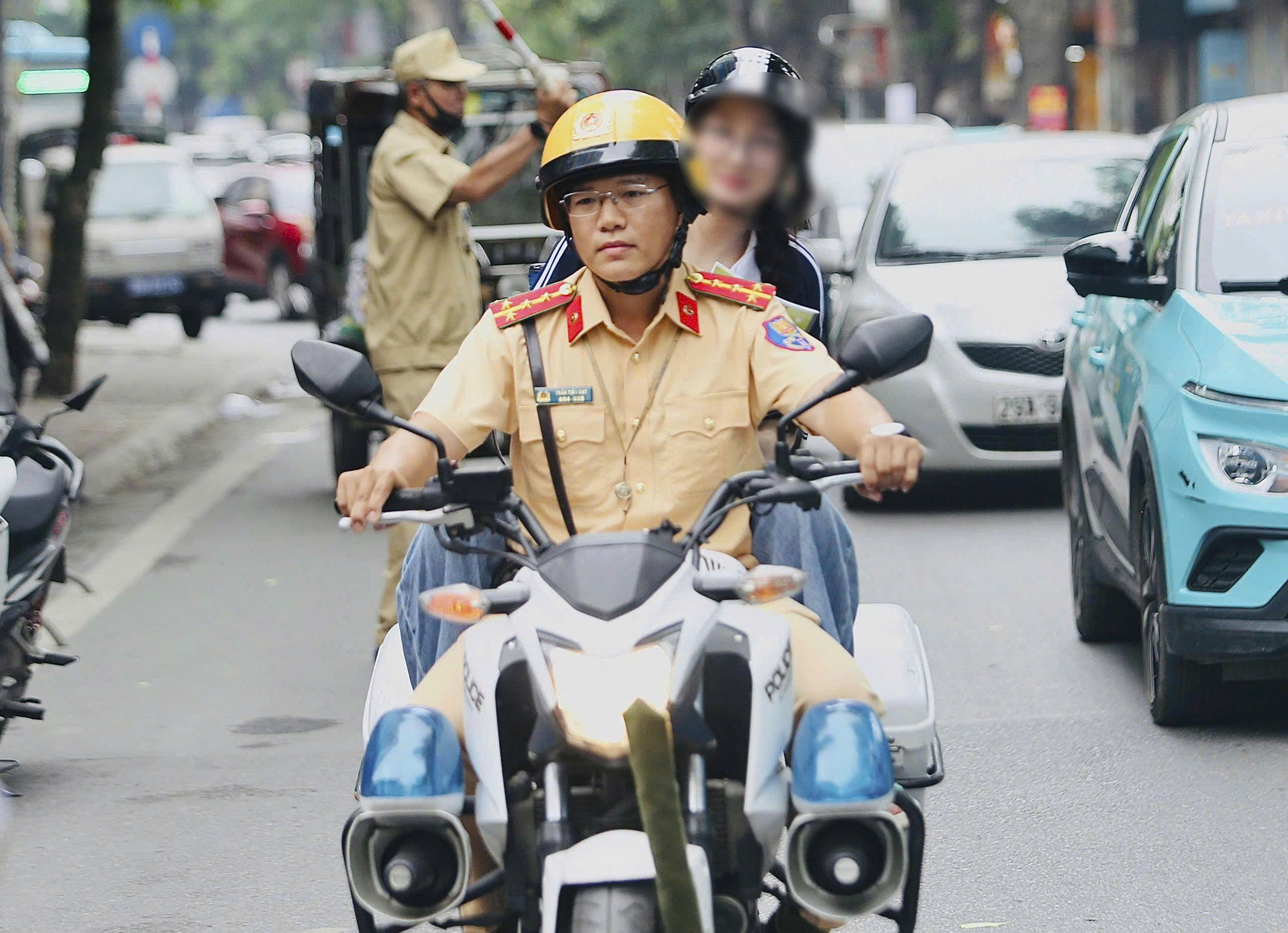 Xúc động tình cảm của chiến sỹ Công an Hà Nội với sĩ tử trong kỳ thi vào lớp 10