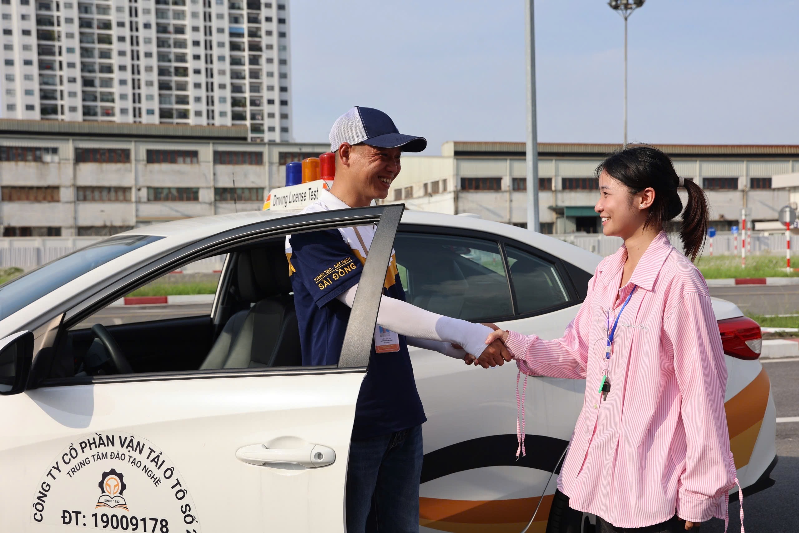 Thí sinh dè dặt đăng ký sát hạch lái xe để… “nghe ngóng”
