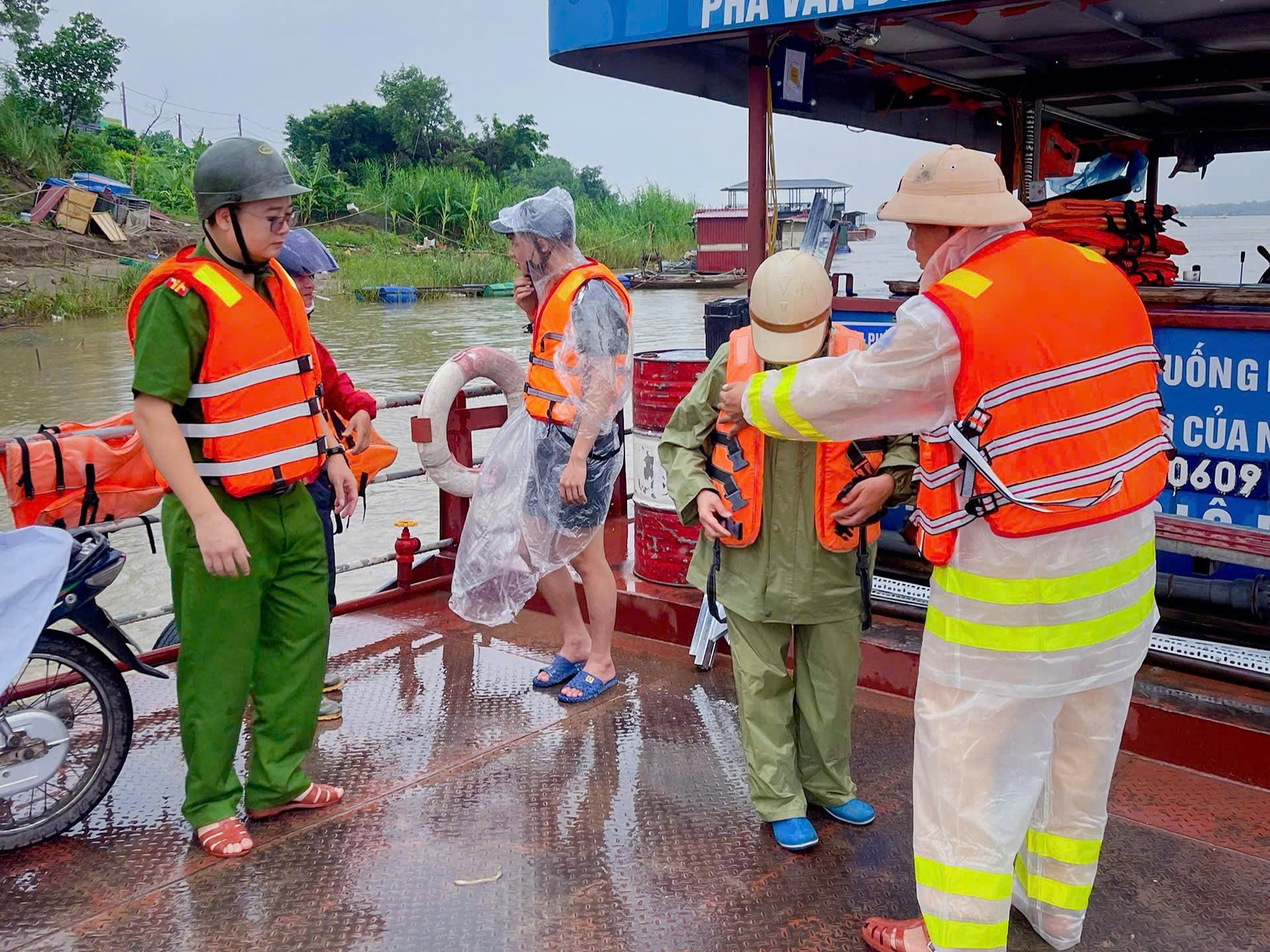 Hà Nội: Đồng loạt kiểm tra, tuyên truyền ứng phó bão số 3 trên tuyến sông Hồng