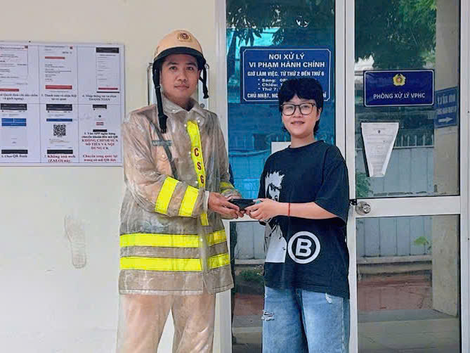 Chiếc ví da trôi dưới rãnh nước và nỗi xúc động của người phụ nữ khi nhận được tài sản