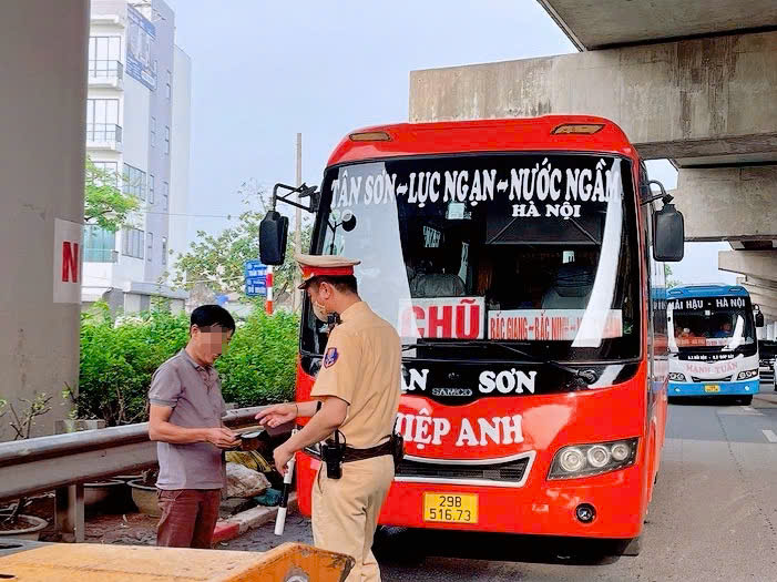 CSGT Hà Nội xử lý loạt xe khách dừng, đỗ sai quy định tại khu vực cửa ngõ phía Nam