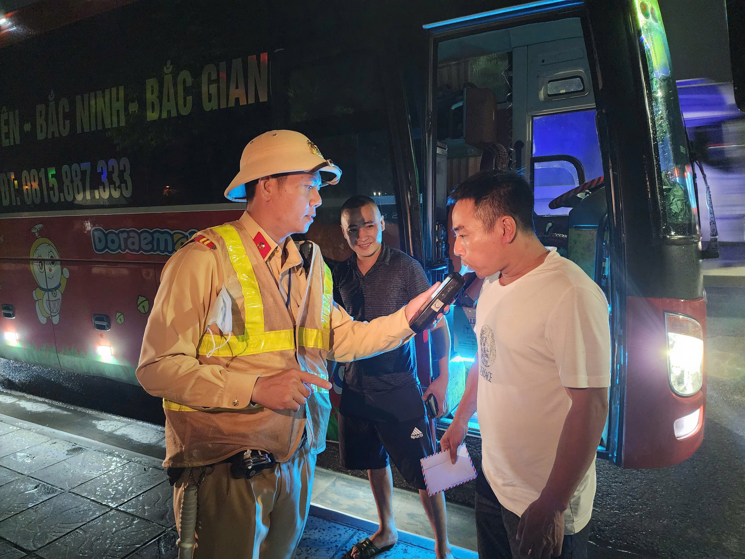Cảnh sát giao thông xử lý gần 700 phương tiện vận tải vi phạm tại Hà Nội