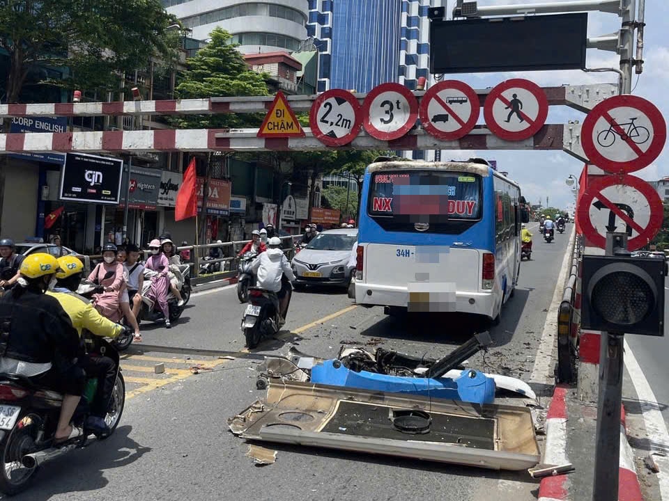 Phạt 5 triệu đồng tài xế điều khiển xe khách "đi nhầm" lên cầu vượt Thái Hà