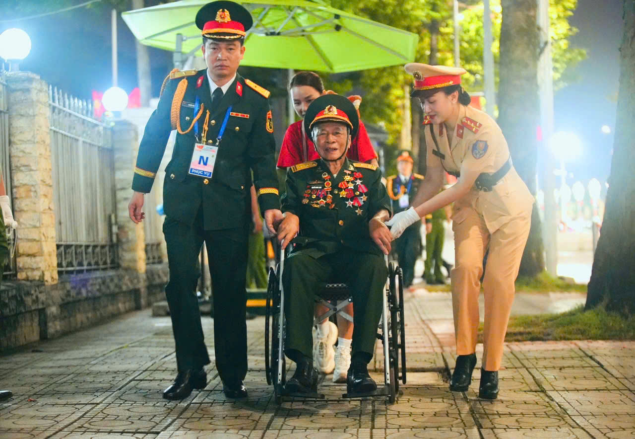 Sáng ngời sắc áo mang màu nắng giữa đêm mưa Hà Nội vì an toàn tổng duyệt sự kiện A80